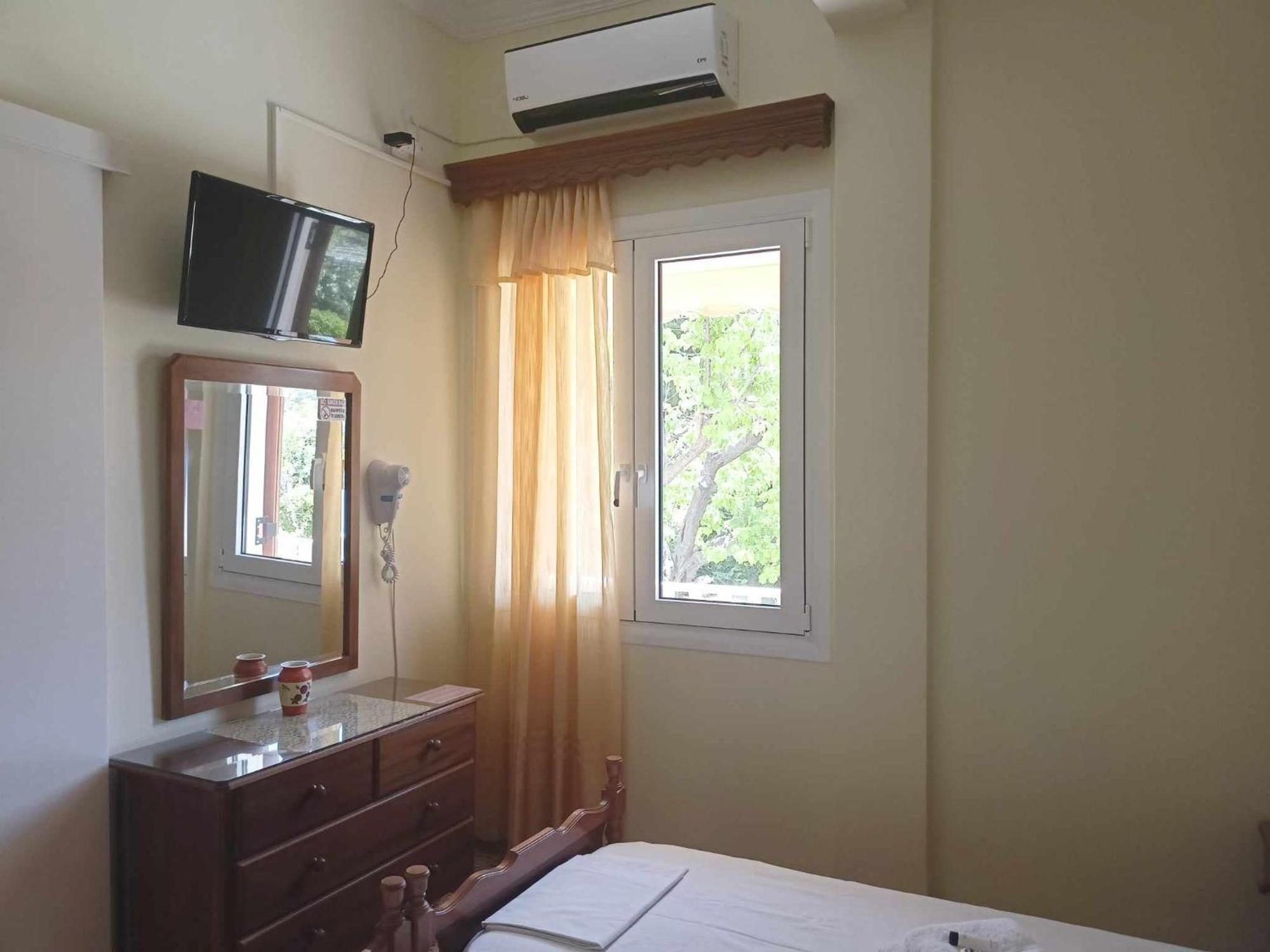 Finikas Rooms Agia Marina  Eksteriør billede