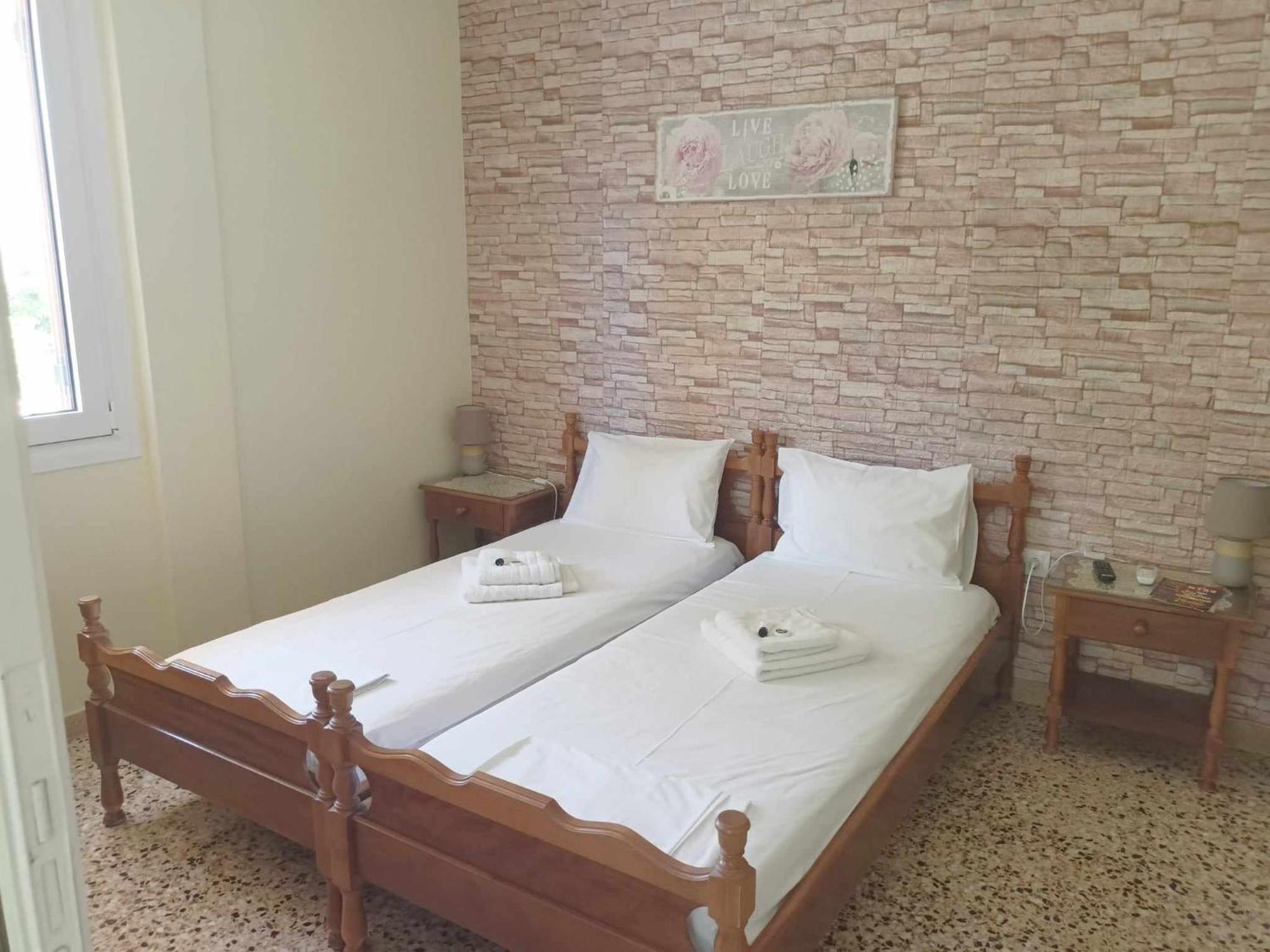 Finikas Rooms Agia Marina  Eksteriør billede
