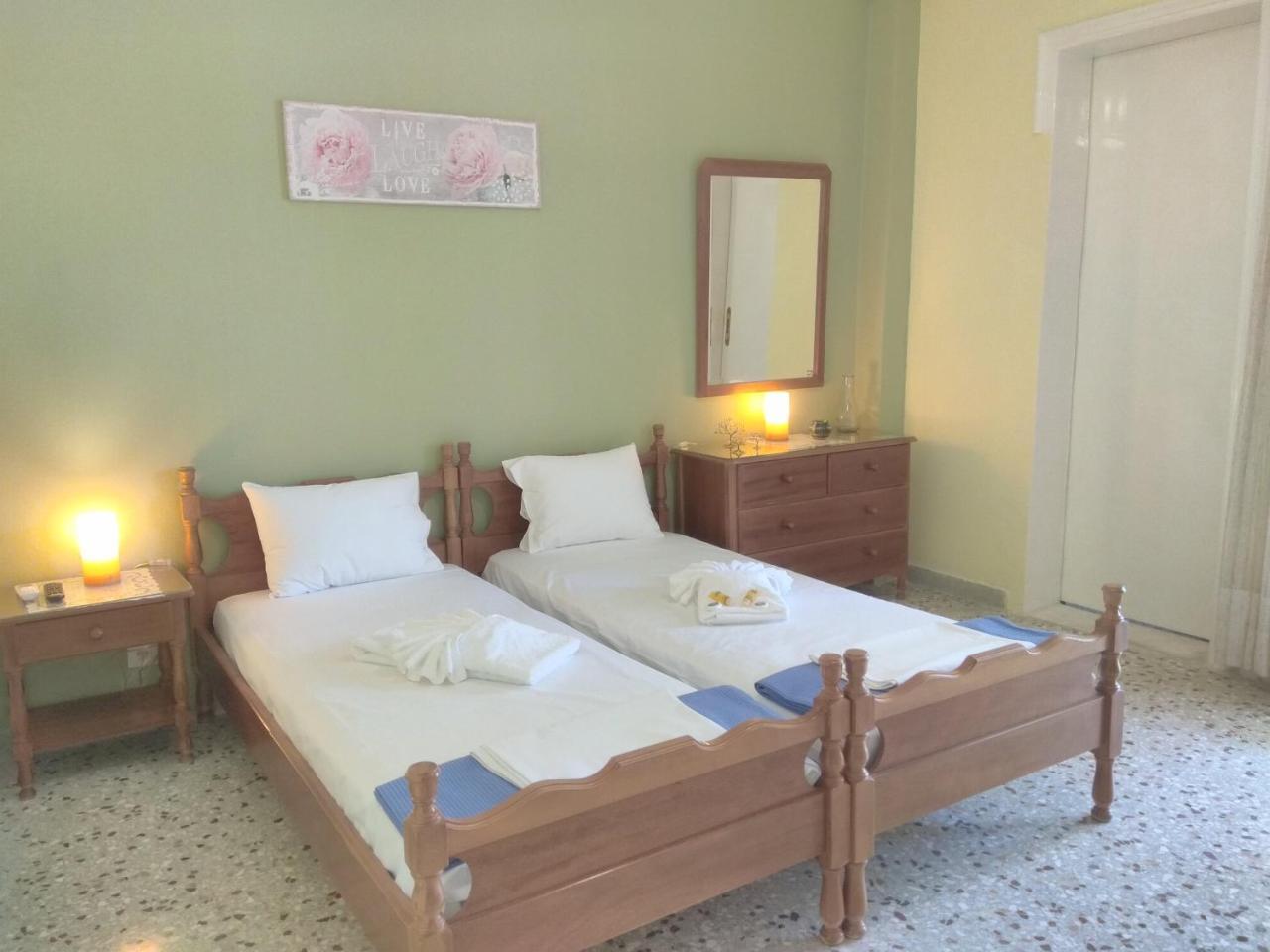 Finikas Rooms Agia Marina  Eksteriør billede